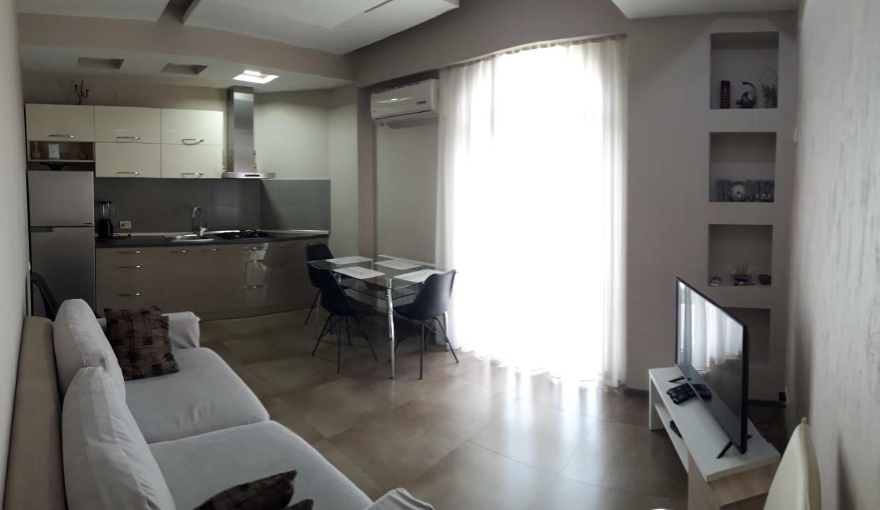 Apartment On Rustaveli Батуми Екстериор снимка